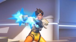 Jugando con Tracer en un nuevo gameplay de Overwatch