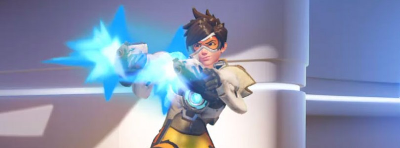 Jugando con Tracer en un nuevo gameplay de Overwatch